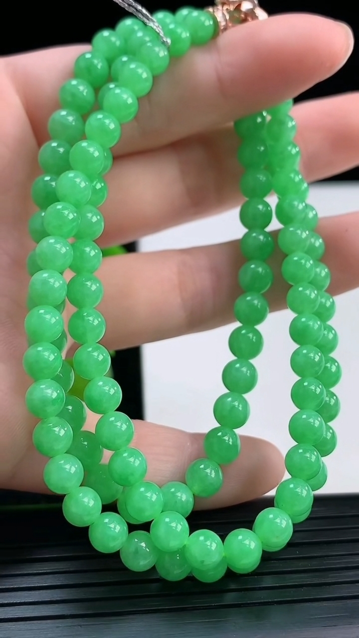天然A货翡翠圆珠项链尺寸5.5-108颗重量:32.66g
4月4日