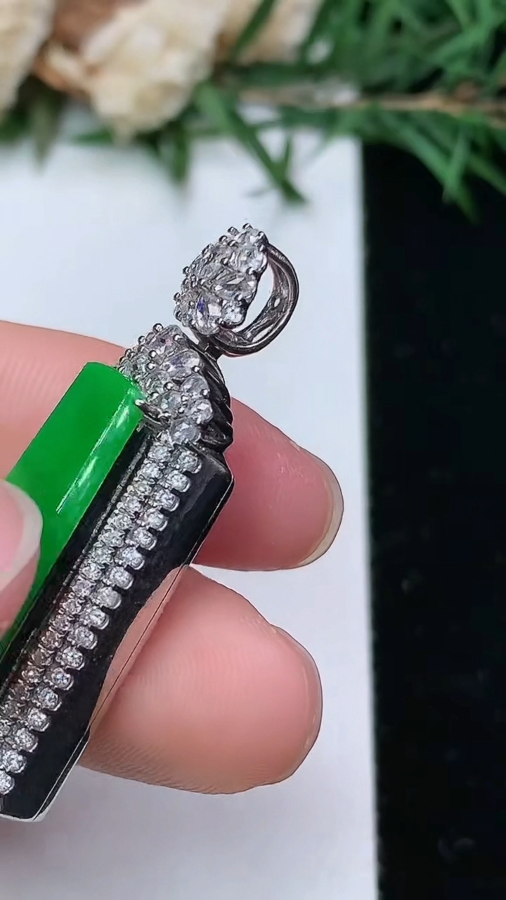 天然A货翡翠无事牌吊坠，尺寸37.5-14.4-9.5，裸石23.6-10，重量:8.02g
4月4日