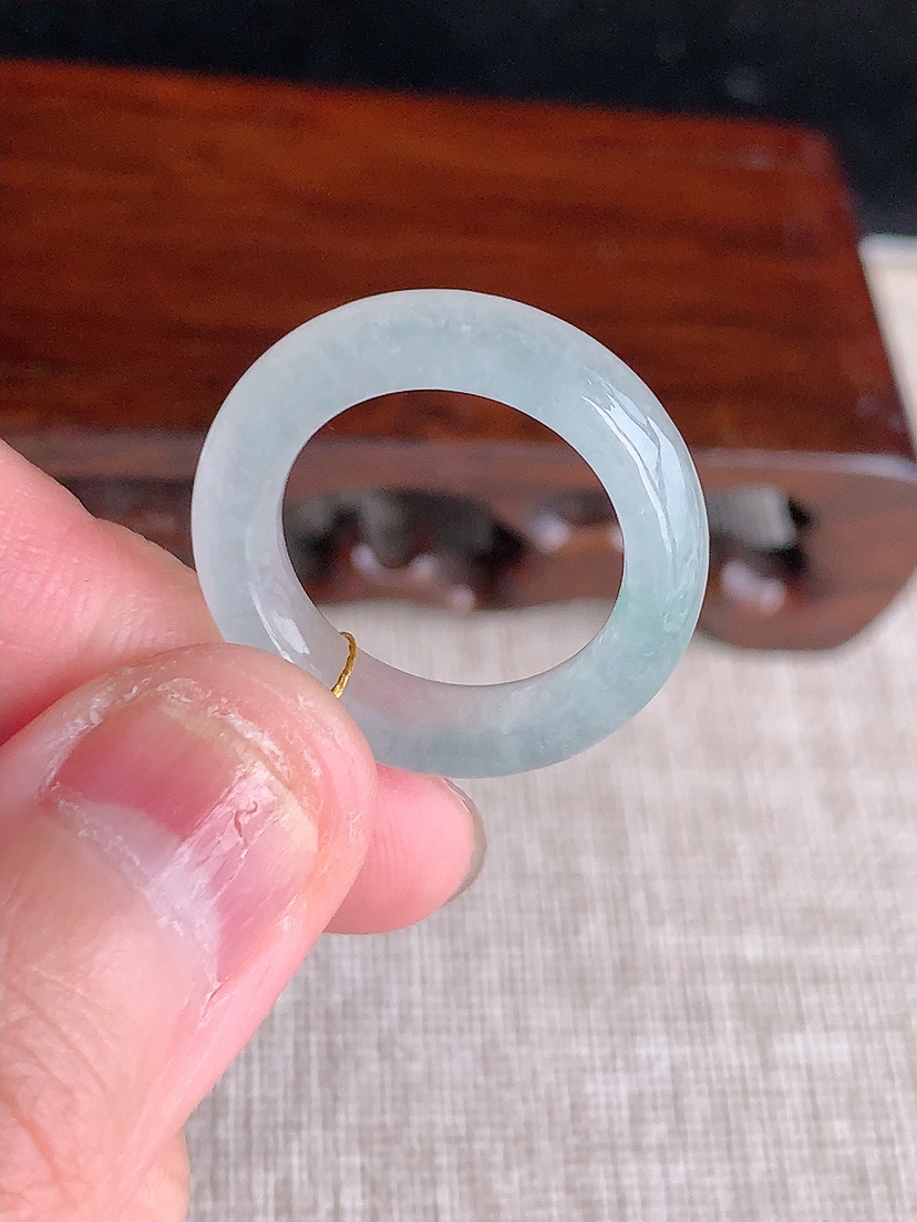 天然A货翡翠白冰白月光素面戒指 
尺寸17-5.8-4mm 重量4.00g 0404