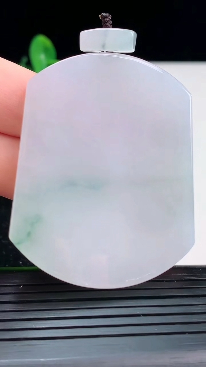 天然A货翡翠飘花无事牌吊坠尺寸54.7-43.7-5.8重量:42.98g
4月4日