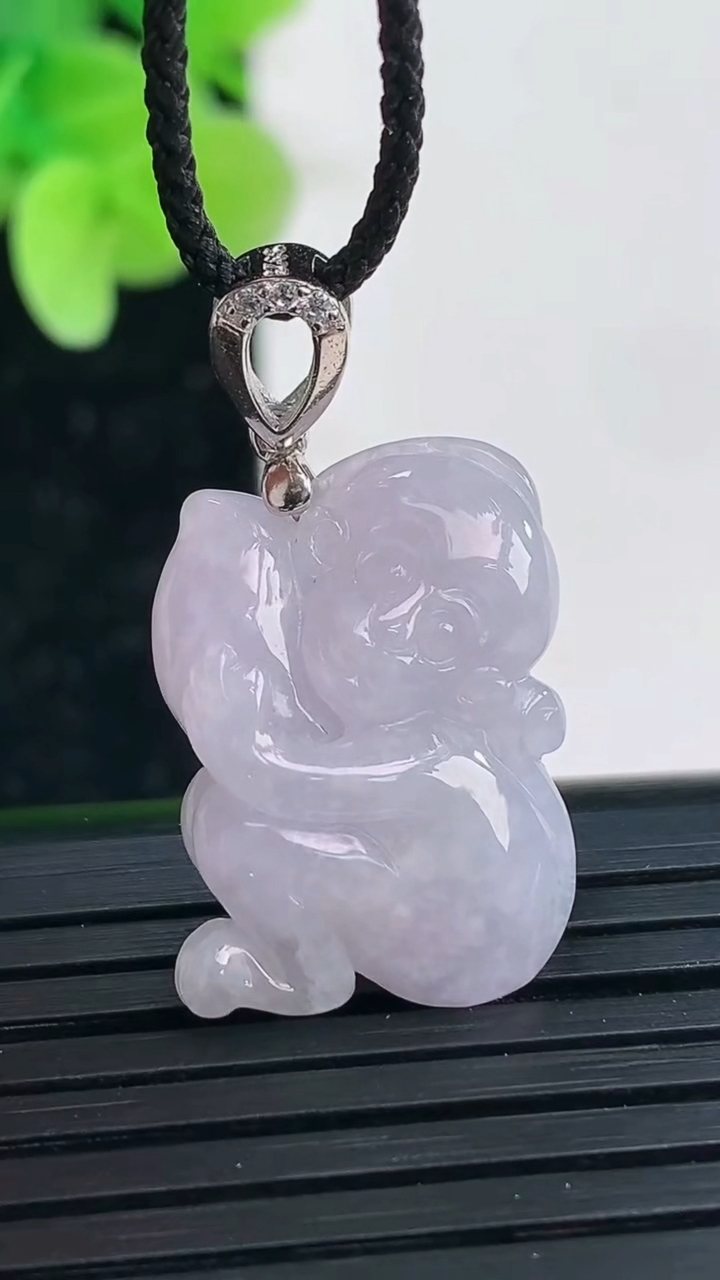 天然A货翡翠紫罗兰生肖猴吊坠尺寸22.2-15-6.2重量:3.93g
4月4日