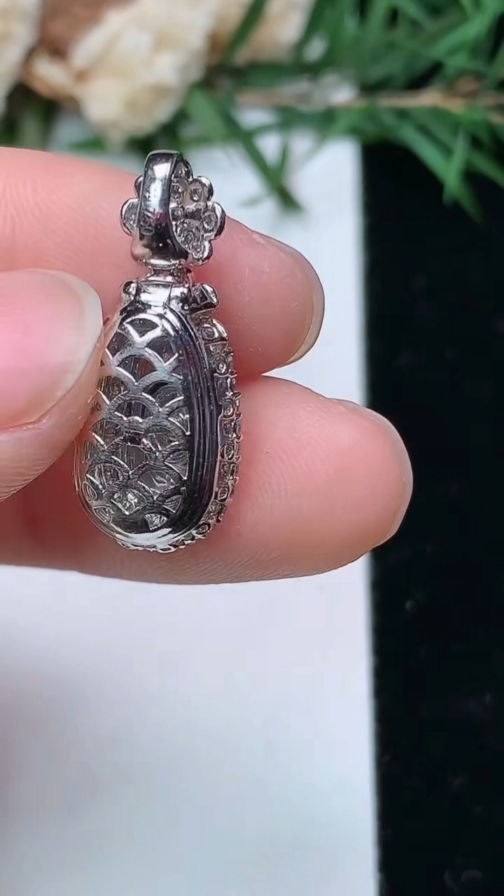 天然A货翡翠福豆吊坠，尺寸23.2-9.9-9，裸石10.9-5.8，重量:2.82g
4月4日