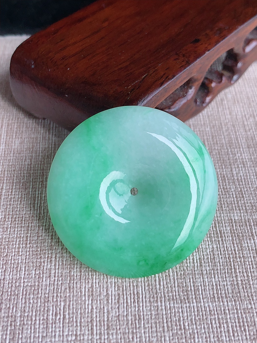 天然A货翡翠飘绿大件平安扣吊坠 
尺寸38.8-6mm 重量19.06g 0404