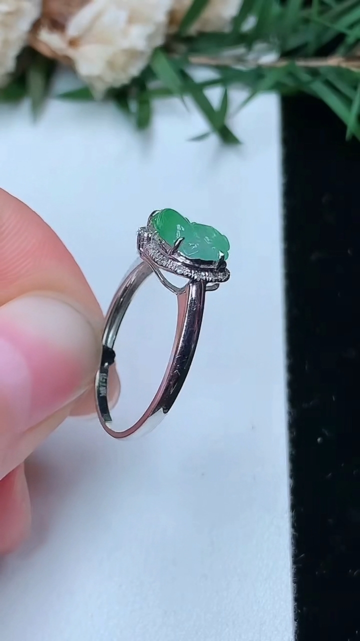 天然A货翡翠佛公戒指，尺寸16.9-7-8.8，重量:1.45g2026年4月4日
工厂直销收藏佳品,种好水足，色泽均匀，有种有色，上手高大气！
