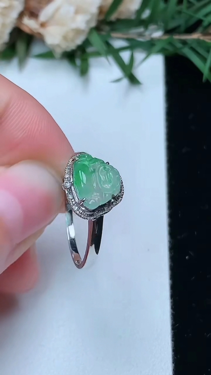 天然A货翡翠佛公戒指，尺寸16.9-7-8.8，重量:1.45g2026年4月4日
工厂直销收藏佳品,种好水足，色泽均匀，有种有色，上手高大气！