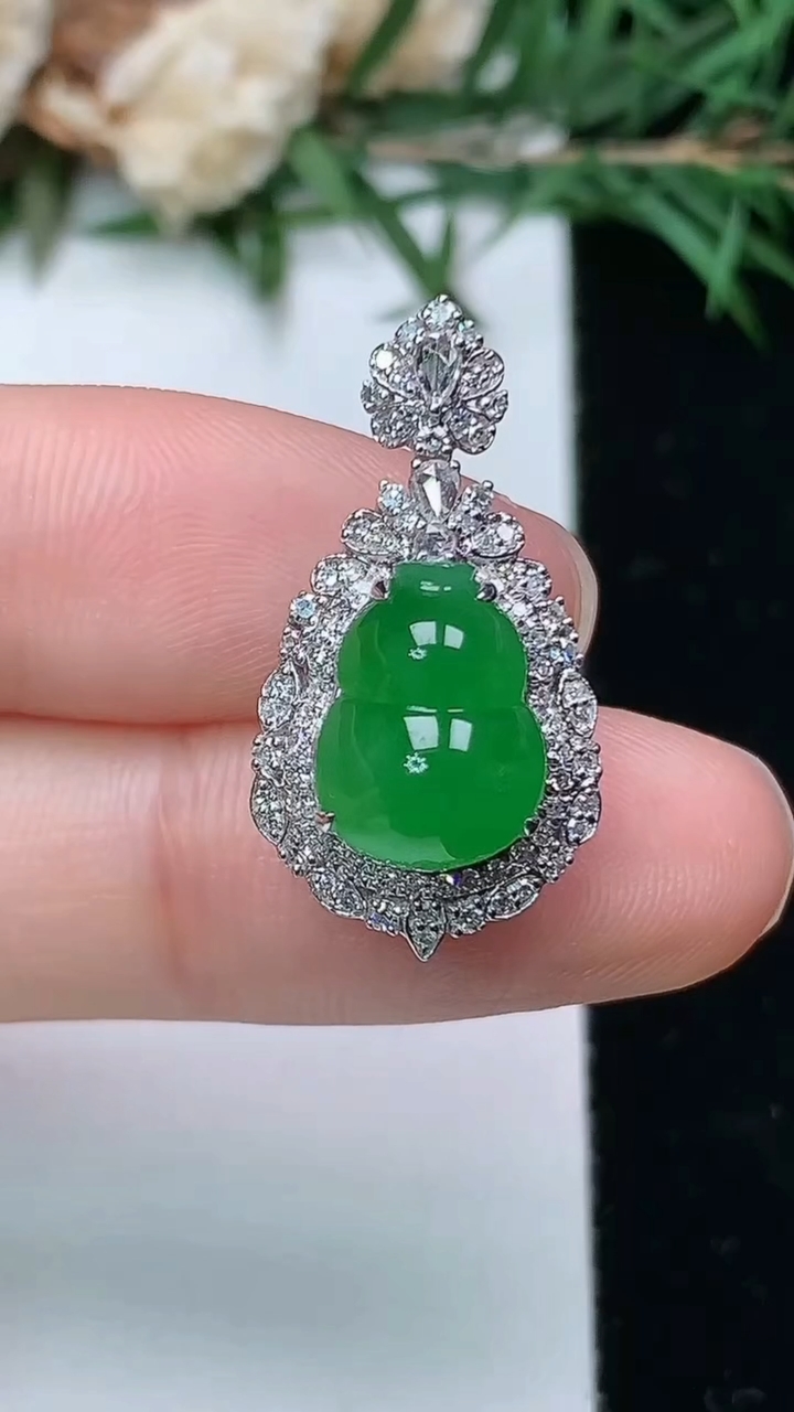 天然A货翡翠葫芦吊坠，尺寸24.9-13.2-11.6，裸石11.2-8.6，重量:3.88g
4月