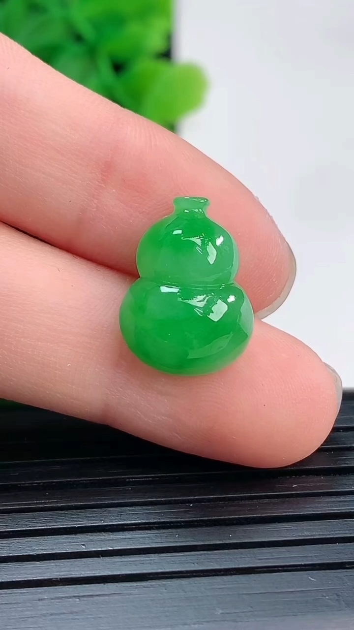 天然A货翡翠葫芦镶嵌件尺寸15.3-11.4-5.3重量:1.53g
4月4日