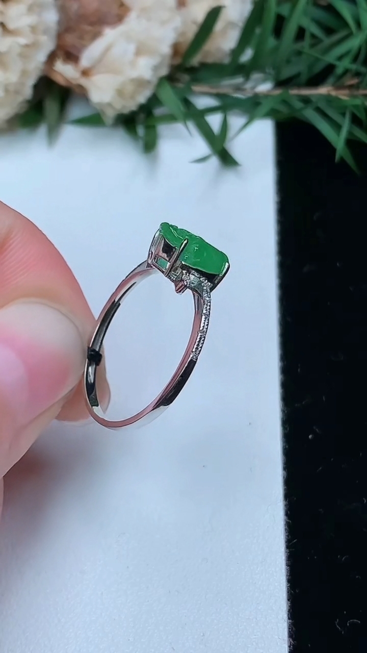 天然A货翡翠金蟾戒指，尺寸16.9-9.5-6.8，重量:1.81g2026年4月4日
工厂直销收藏佳品,种好水足，色泽均匀，有种有色，上手高大气！