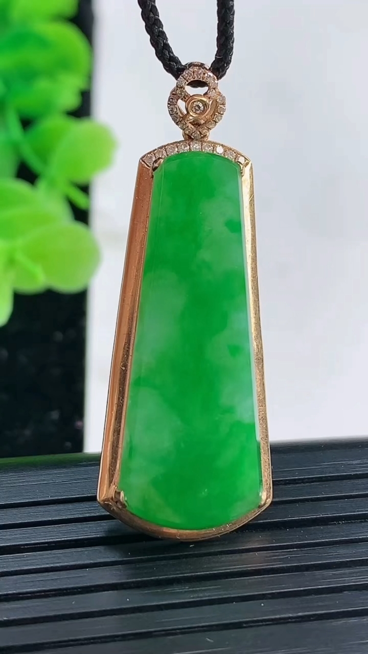 天然A货翡翠无事牌吊坠尺寸42.7-15.6-6.6裸石32.5-13.3重量:5.14g
4月4日