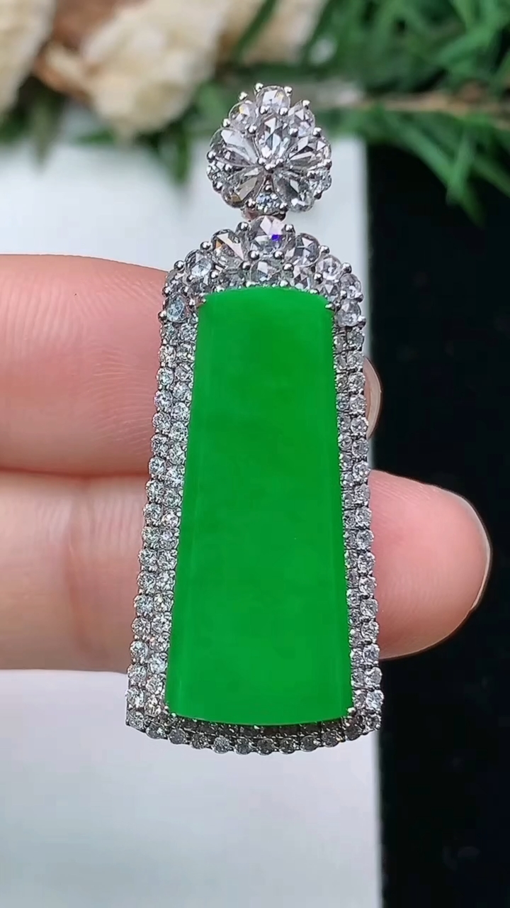 天然A货翡翠无事牌吊坠，尺寸37.5-14.4-9.5，裸石23.6-10，重量:8.02g
4月4