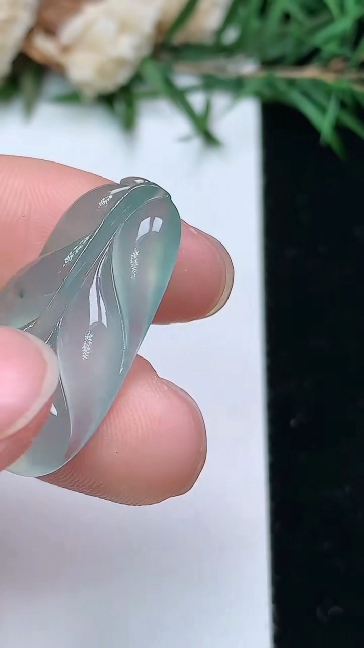 天然A货翡翠金枝玉叶 叶子镶嵌件，尺寸26.6-17.3-4.4，重量:3.79g
4月4日