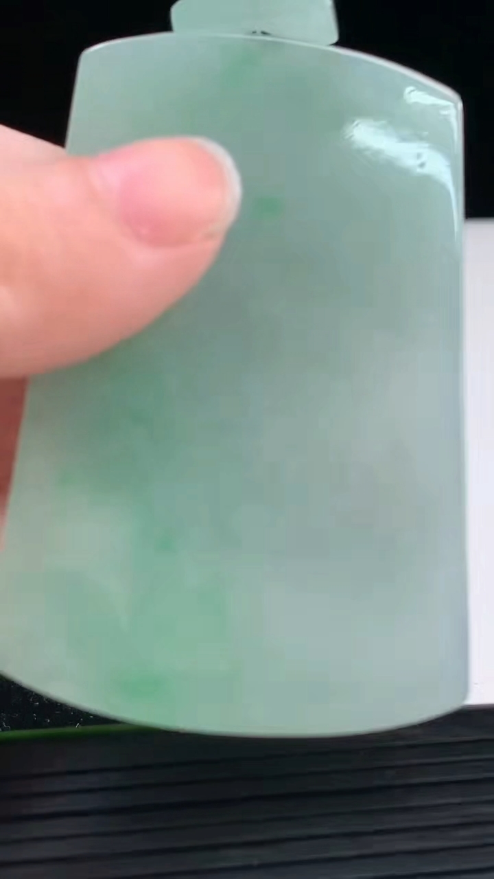 天然A货翡翠无事牌吊坠尺寸63.5-42.1-5.5重量:46.09g
4月4日