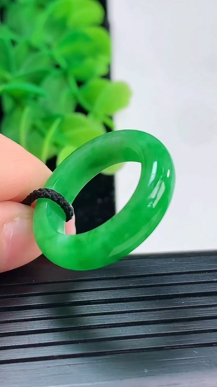 天然A货翡翠指环戒指尺寸17.5-5.5-3.9重量:4.38g2026年4月4日
工厂直销收藏佳品,种好水足，色泽均匀，有种有色，上手高大气！