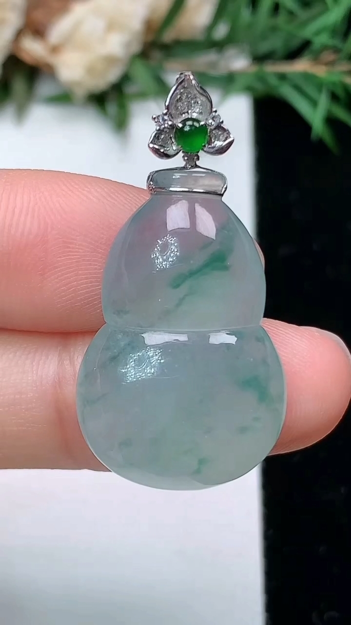 天然A货翡翠飘花葫芦吊坠，尺寸26-17.4-6，重量:5.15g
4月4日