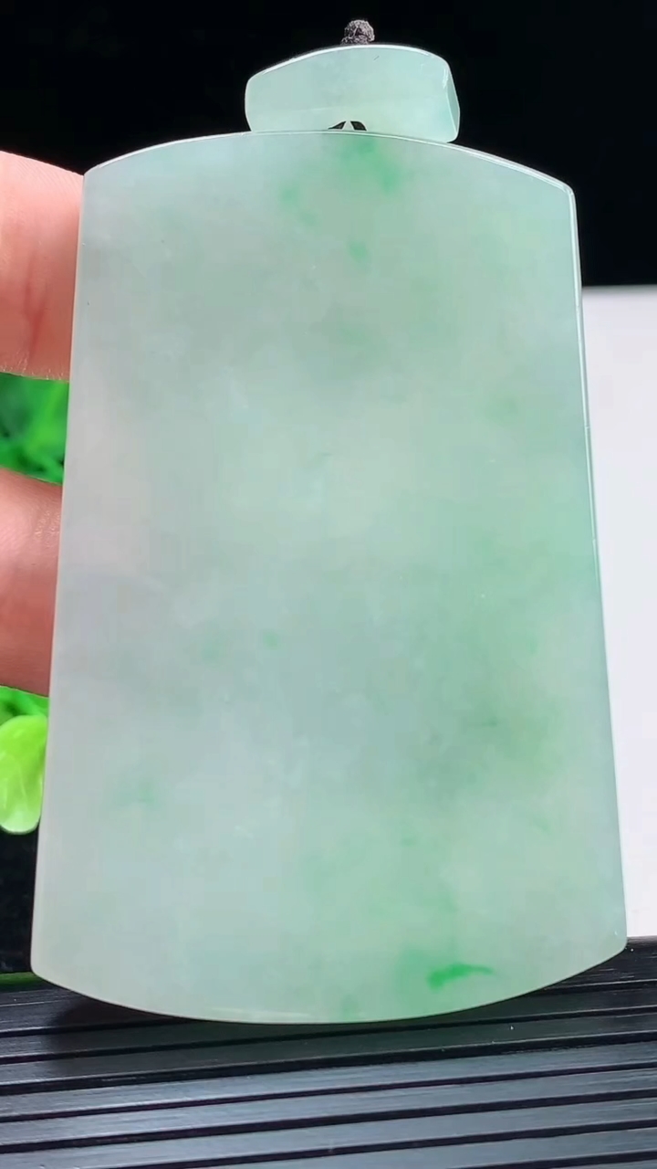 天然A货翡翠无事牌吊坠尺寸63.5-42.1-5.5重量:46.09g
4月4日