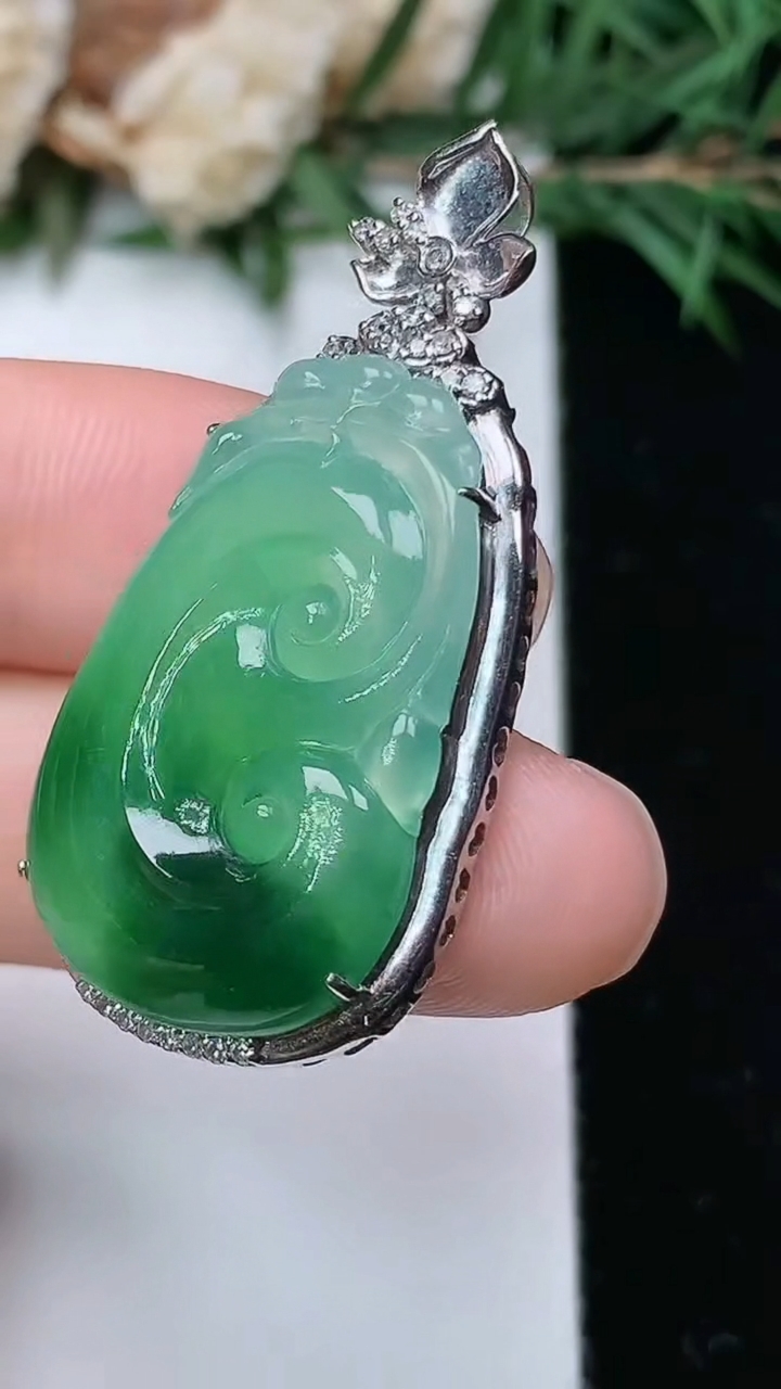 天然A货翡翠如意吊坠，尺寸39.2-18.9-7.3，裸石27-17，重量:7.22g
4月4日