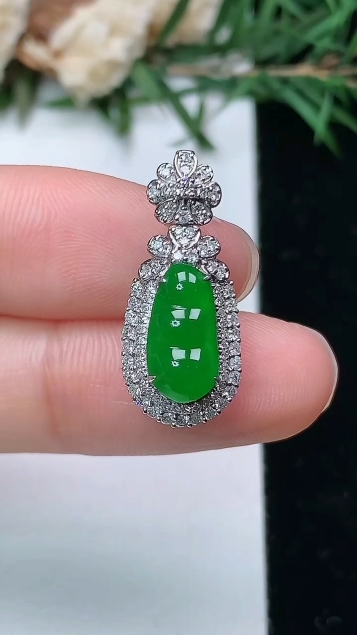 天然A货翡翠福豆吊坠，尺寸23.2-9.9-9，裸石10.9-5.8，重量:2.82g
4月4日