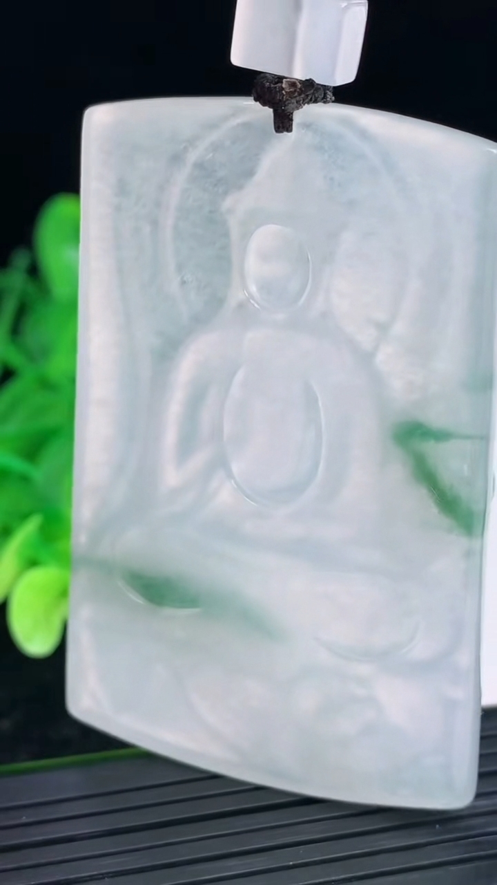 天然A货翡翠种飘花大势至菩萨吊坠尺寸65.4-40.9-5.7重量:43.77g
4月4日