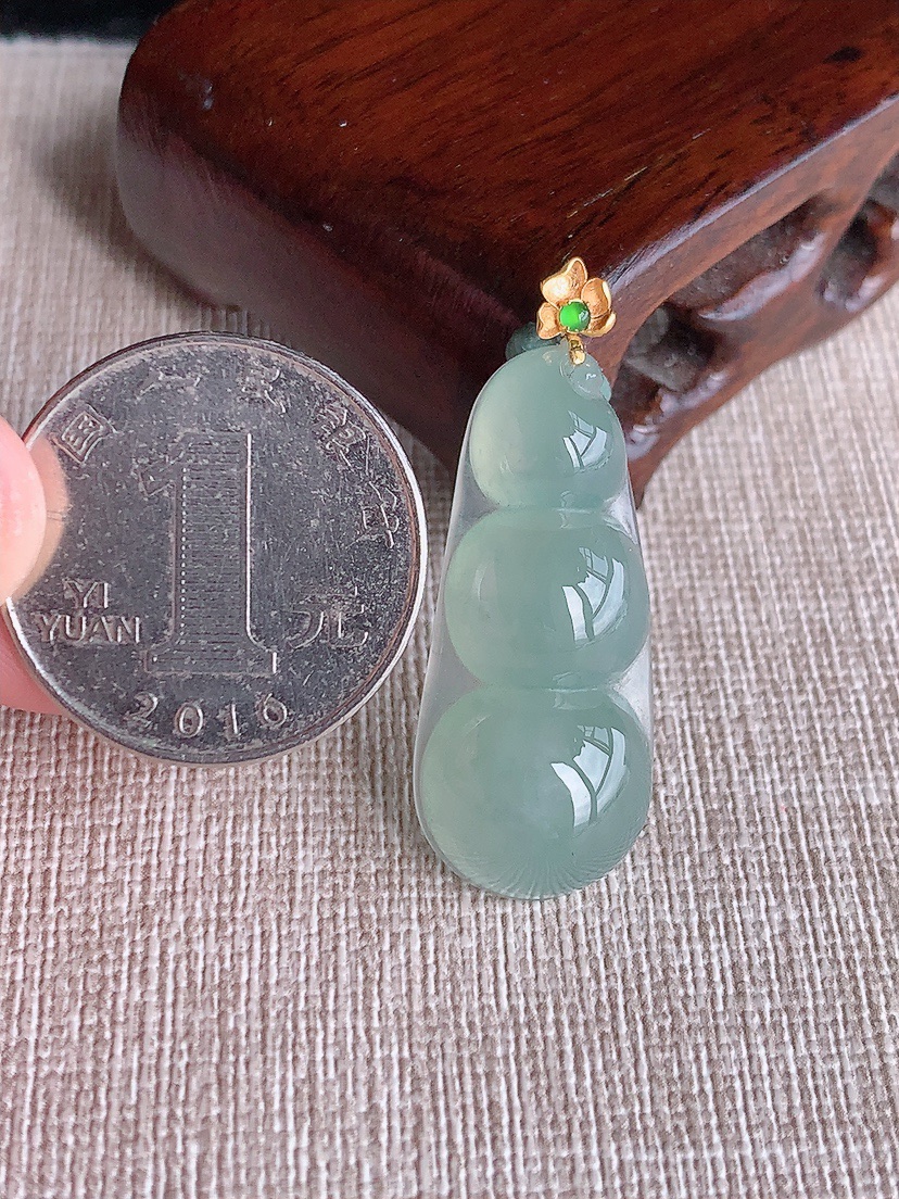 天然A货翡翠18K金扣头晴水四季豆福豆平安豆吊坠 
尺寸38-32.6-14.6-7mm 重量5.72g 0404