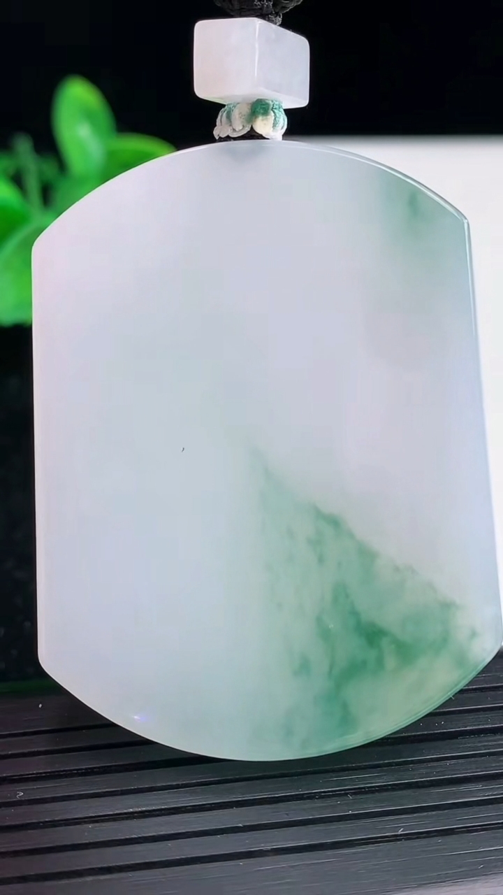 天然A货翡翠飘花无事牌吊坠尺寸54-41-6重量:43.76g
4月4日