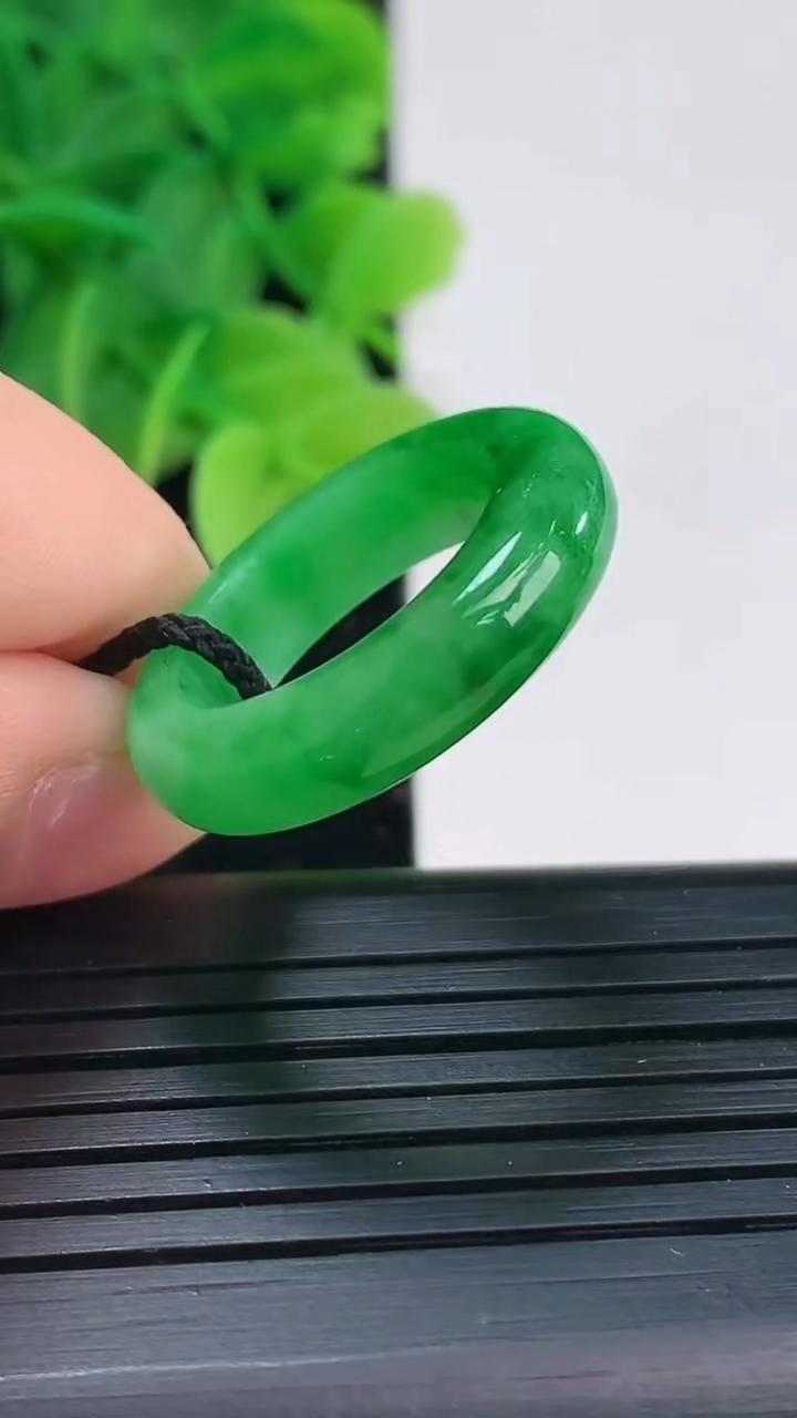 天然A货翡翠指环戒指尺寸16.4-5.3-3.8重量:4.03g2026年4月4日
工厂直销收藏佳品,种好水足，色泽均匀，有种有色，上手高大气！