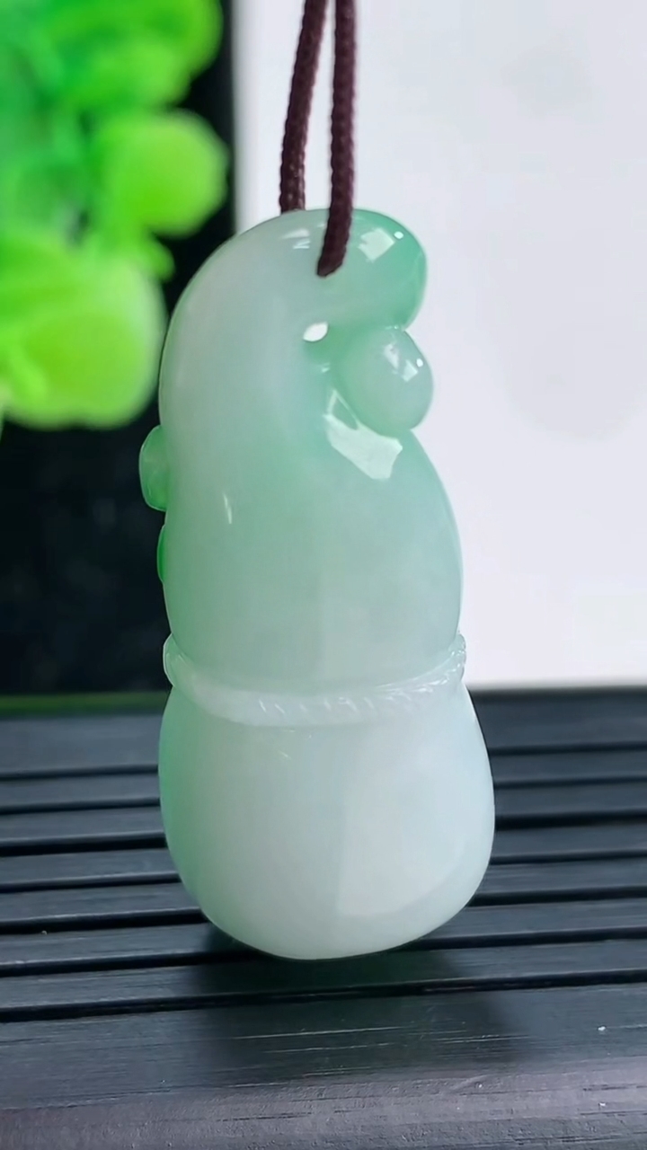 天然A货翡翠葫芦吊坠尺寸39.5-15.4-10.3重量:9.47g
4月4日