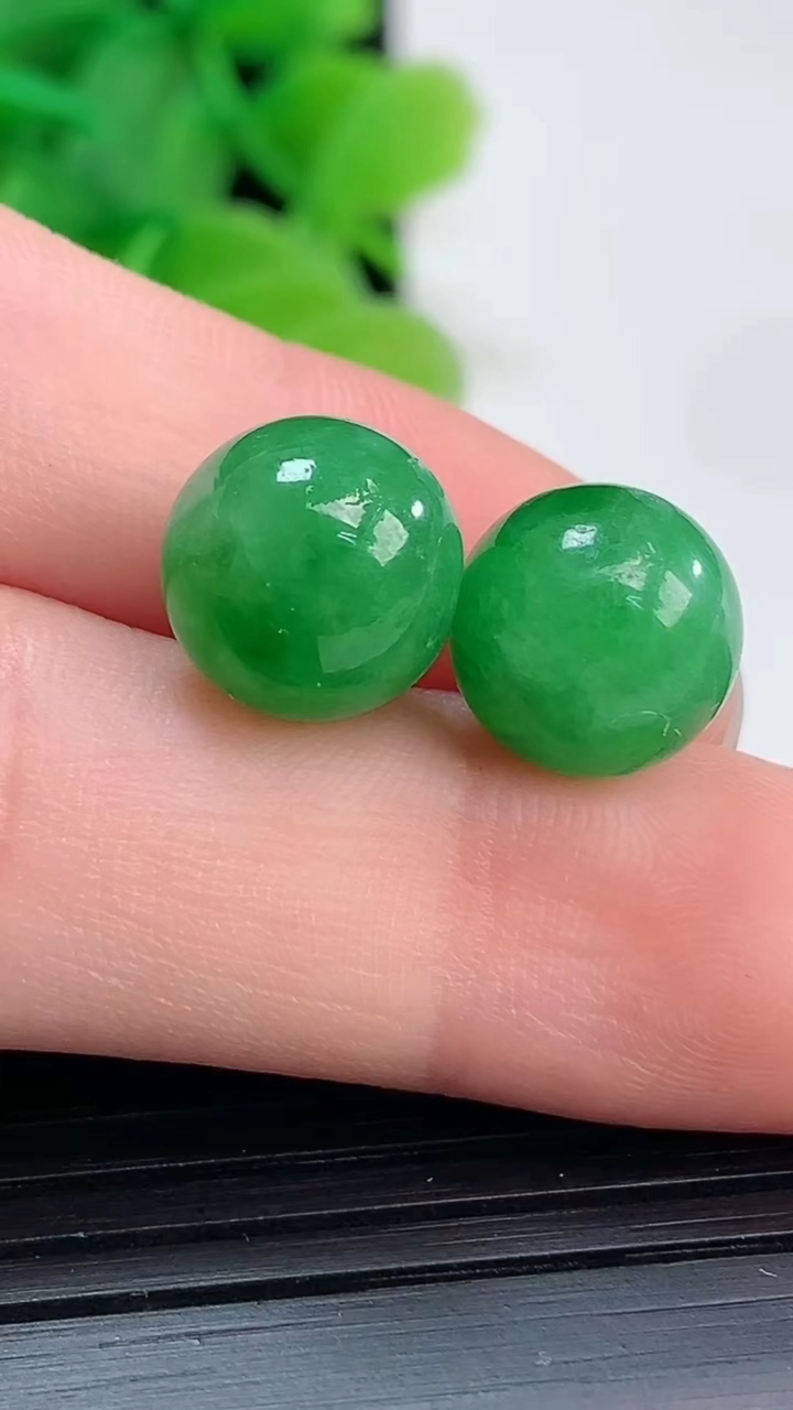 天然A货翡翠圆珠镶嵌件尺寸9.9重量:3.49g
4月4日