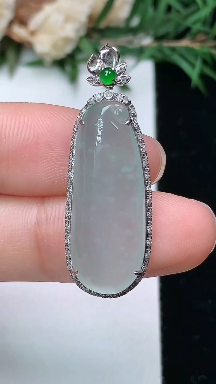 天然A货翡翠福瓜吊坠，尺寸34.4-11.7-6.8，裸石25.5-10，重量:3.95g
4月4日