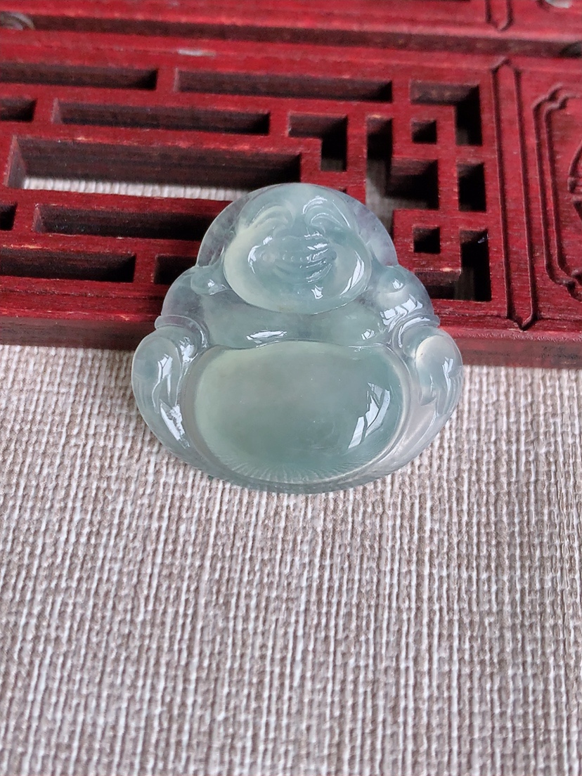 天然A货翡翠晴水佛公吊坠 
尺寸27.3-29.3-6mm 重量7.22g 0404