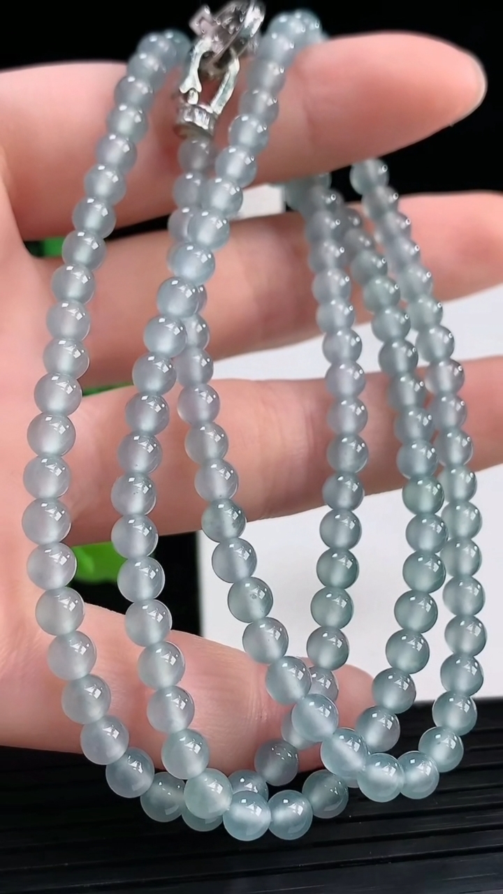 天然A货翡翠圆珠项链尺寸4.2-138颗重量:21.29g4月4日
工厂直销收藏佳品,种好水足，色泽均匀，有种有色，上手高大气！