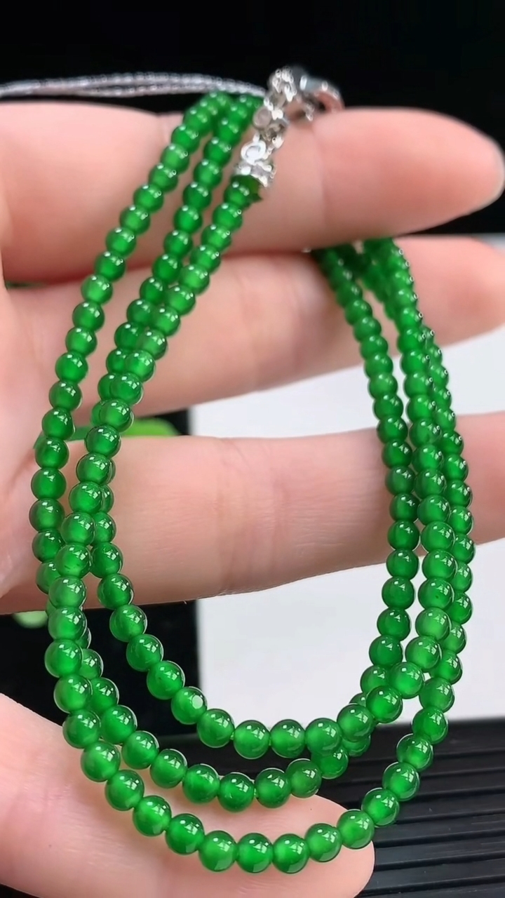 天然A货翡翠小米珠项链尺寸2.9-178颗重量:10.13g
4月4日