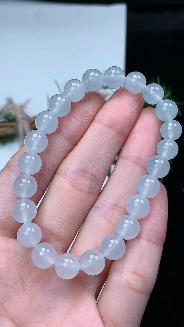 天然A货翡翠白冰圆珠手串，尺寸7.8-23颗，重量:19.49g4月4日
工厂直销收藏佳品,种好水足，色泽均匀，有种有色，上手高大气！