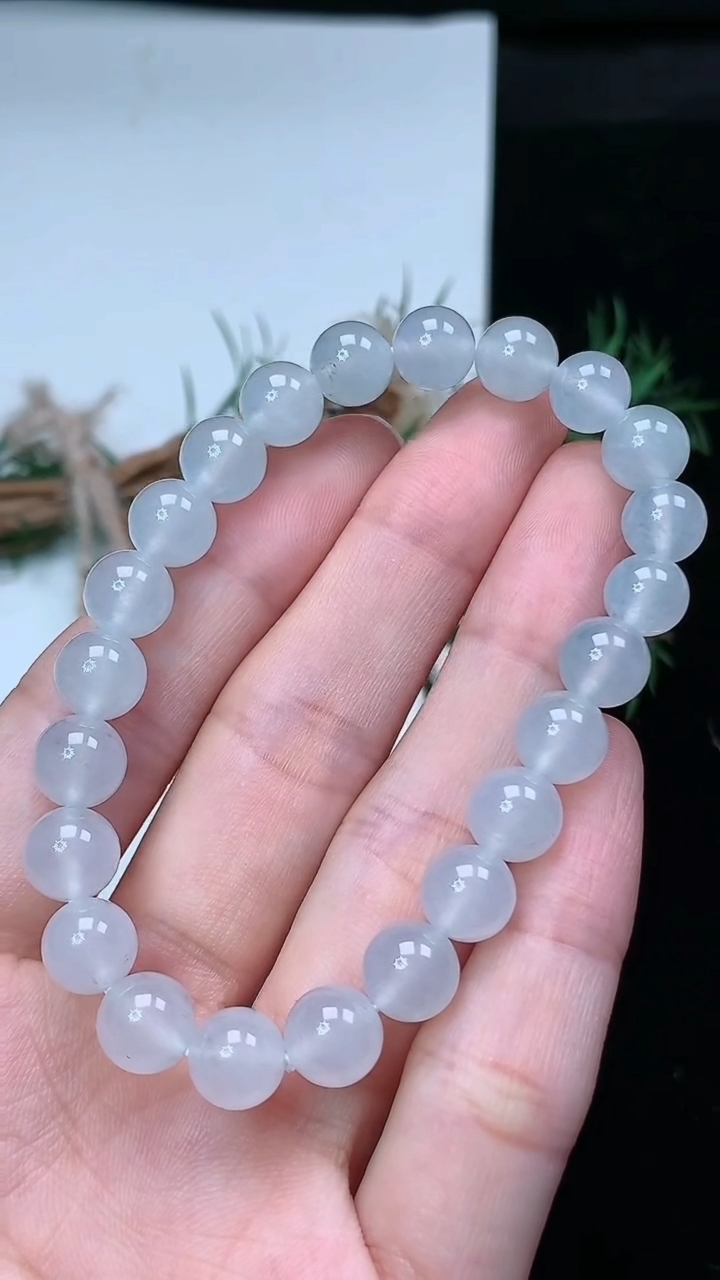 天然A货翡翠白冰圆珠手串，尺寸7.8-23颗，重量:19.49g4月4日
工厂直销收藏佳品,种好水足，色泽均匀，有种有色，上手高大气！