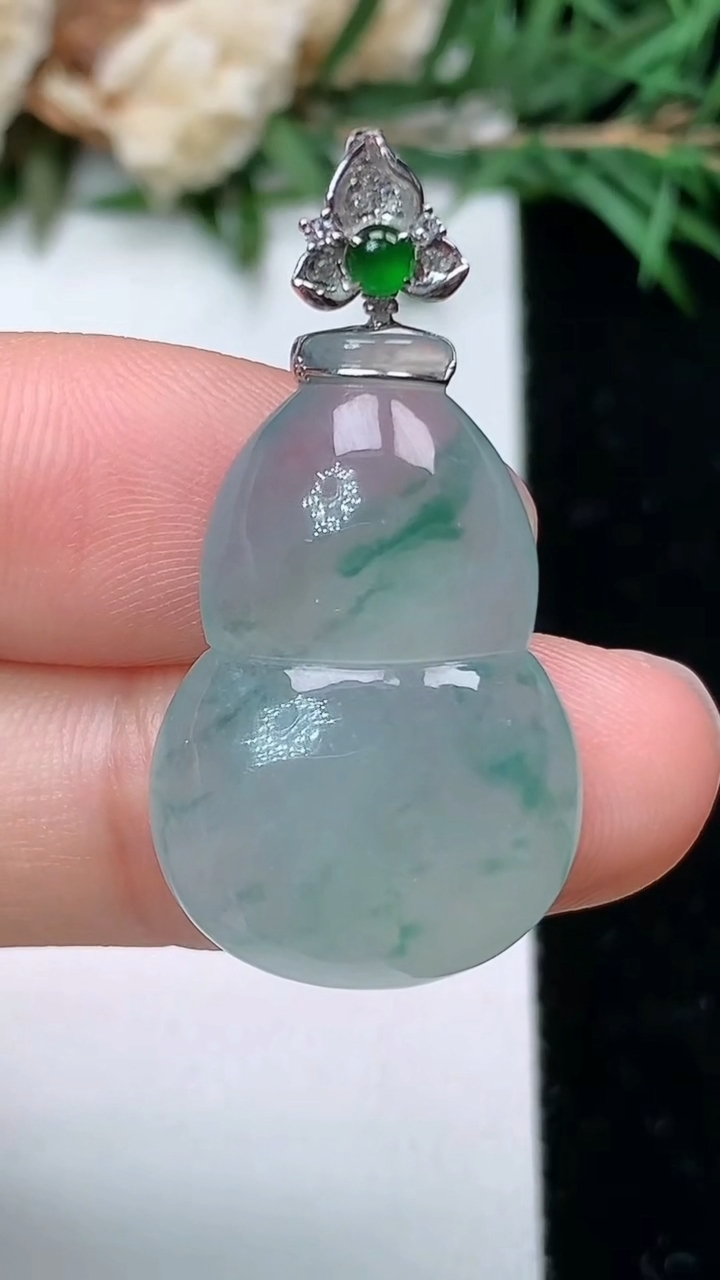 天然A货翡翠飘花葫芦吊坠，尺寸26-17.4-6，重量:5.15g
4月4日