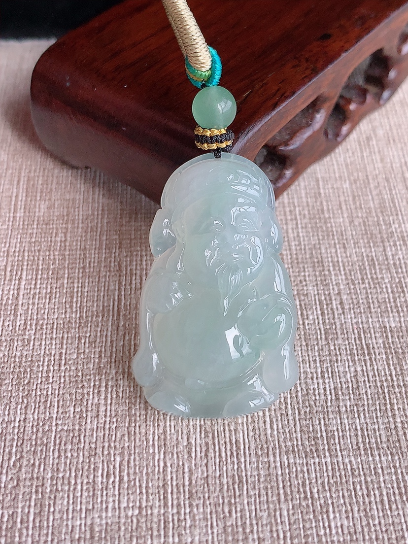 天然A货翡翠晴水财神爷吊坠 
尺寸37.2-23.8-7.8mm 重量15.05g 0404