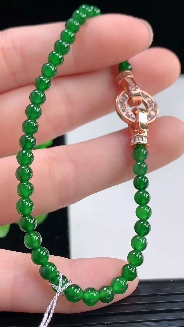 天然A货翡翠圆珠手串尺寸3.8重量:6.20g4月4日
工厂直销收藏佳品,种好水足，色泽均匀，有种有