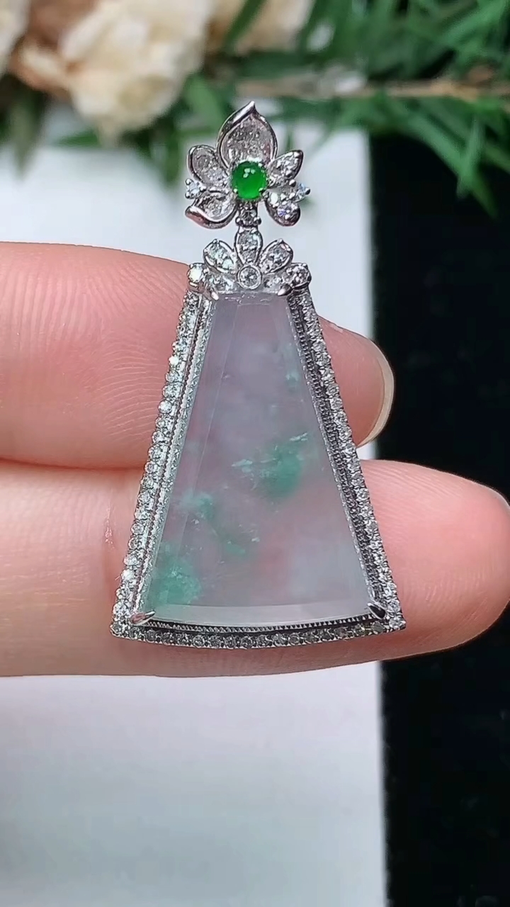 天然A货翡翠无事牌吊坠，尺寸30.9-17-7.6，裸石18.5-12.6，重量:3.53g
4月4