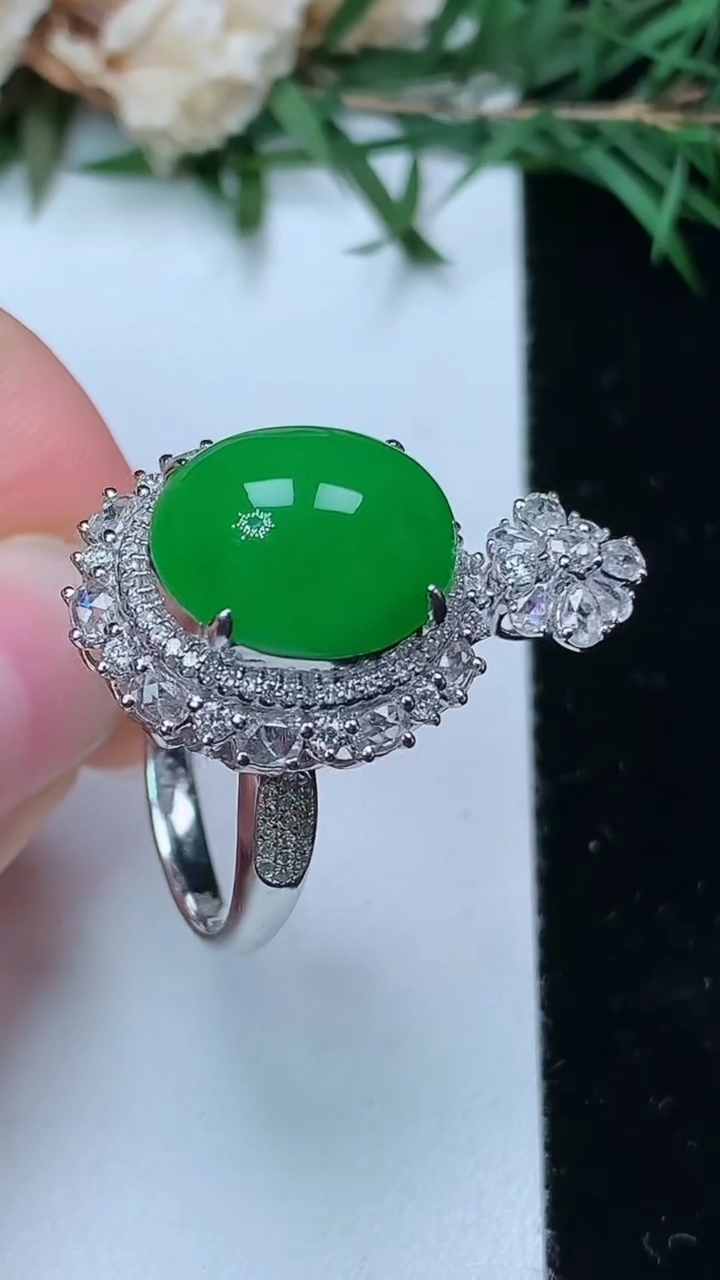 天然A货翡翠蛋面戒指 吊坠两用款，尺寸17.5-13.8-11.5，重量:7.76g2026年4月4日
工厂直销收藏佳品,种好水足，色泽均匀，有种有色，上手高大气！