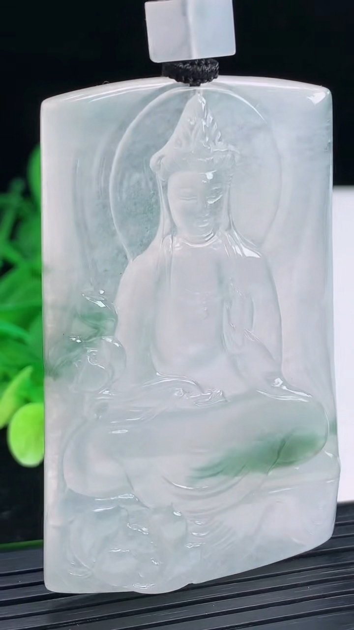 天然A货翡翠种飘花大势至菩萨吊坠尺寸65.4-40.9-5.7重量:43.77g
4月4日