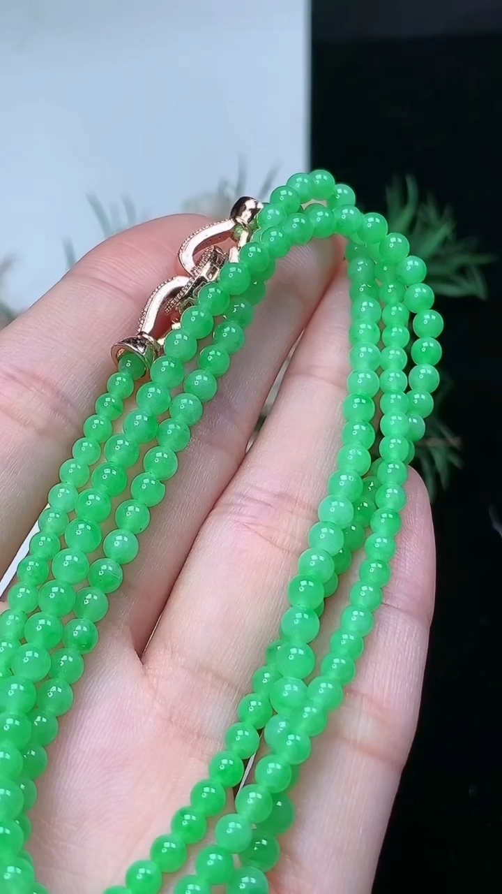 天然A货翡翠圆珠项链，尺寸4.1-173颗，重量:15.00g4月4日
工厂直销收藏佳品,种好水足，色泽均匀，有种有色，上手高大气！