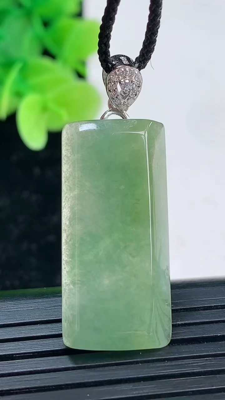 天然A货翡翠无事牌吊坠尺寸28.9-13.6-4.2重量:5.06g
4月4日