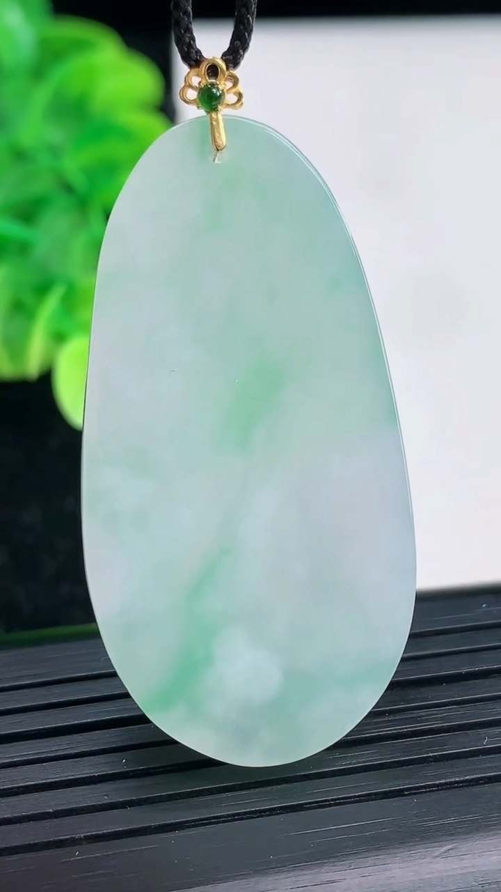 天然A货翡翠无事牌吊坠尺寸49-24.8-4.2重量:14.54g
4月4日