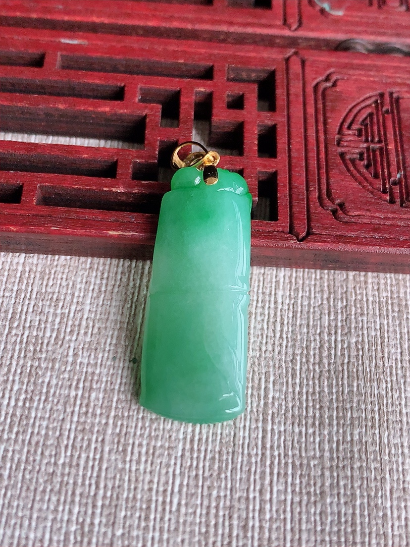 天然A货翡翠18K金扣头飘绿竹节节节高升吊坠 
尺寸31-12.5-5.8mm 重量5.00g 0404