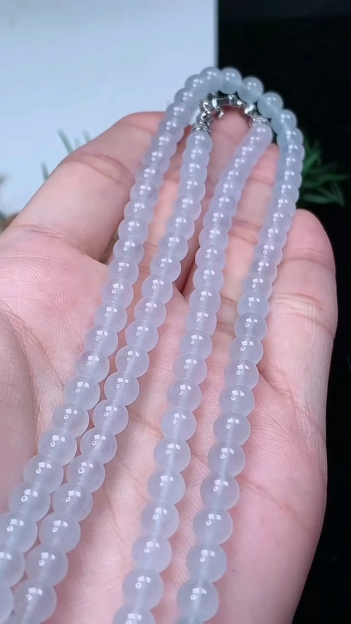 天然A货翡翠白冰圆珠项链，尺寸5.5-112颗，重量:34.20g4月4日
工厂直销收藏佳品,种好水足，色泽均匀，有种有色，上手高大气！