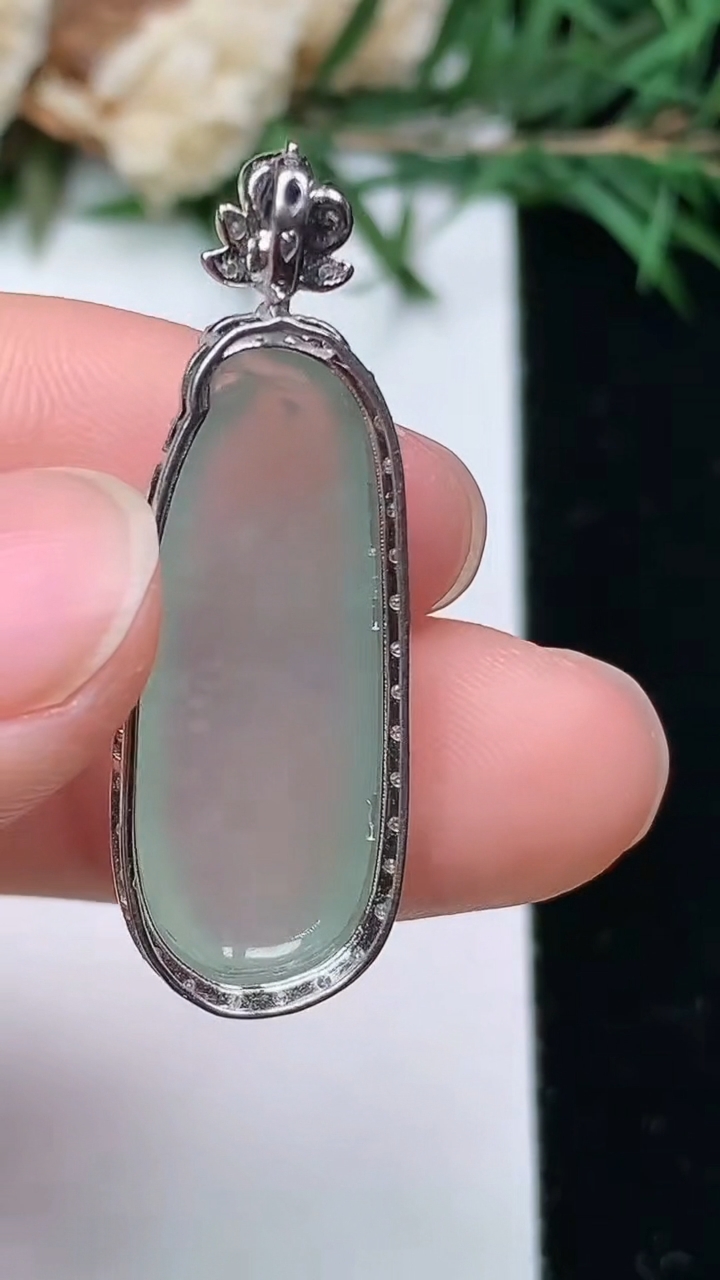 天然A货翡翠福瓜吊坠，尺寸34.4-11.7-6.8，裸石25.5-10，重量:3.95g
4月4日