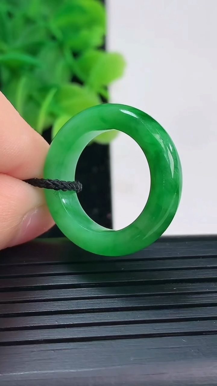 天然A货翡翠指环戒指尺寸16.4-5.3-3.8重量:4.03g2026年4月4日
工厂直销收藏佳品