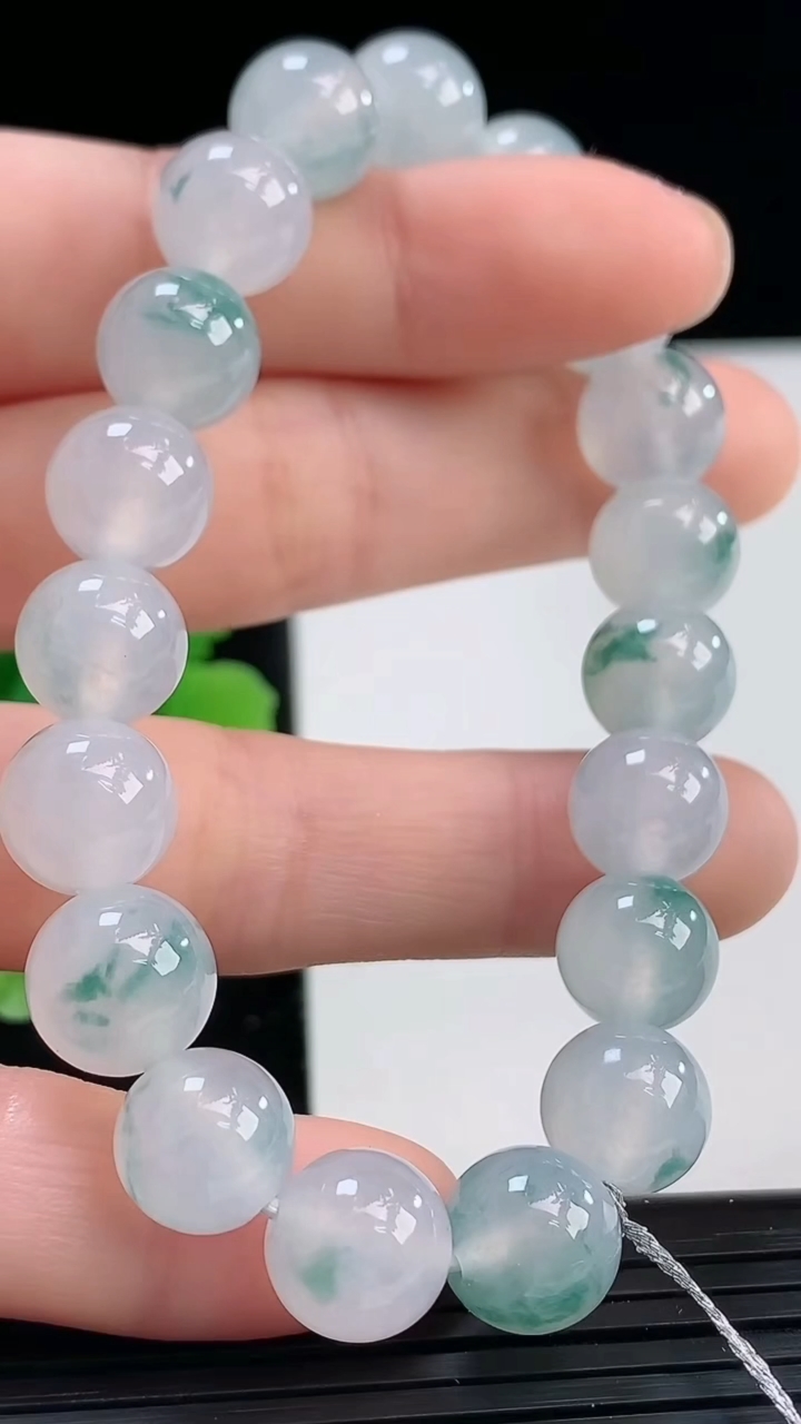 天然A货翡翠种飘花圆珠手串尺寸9.8-19颗重量:30.16g4月4日
工厂直销收藏佳品,种好水足，色泽均匀，有种有色，上手高大气！