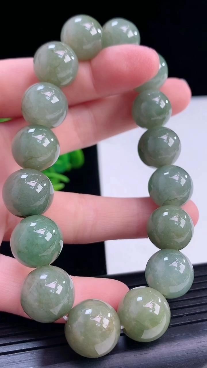 天然A货翡翠圆珠手串尺寸13.8-16颗重:64.28g 664月4日
工厂直销收藏佳品,种好水足，