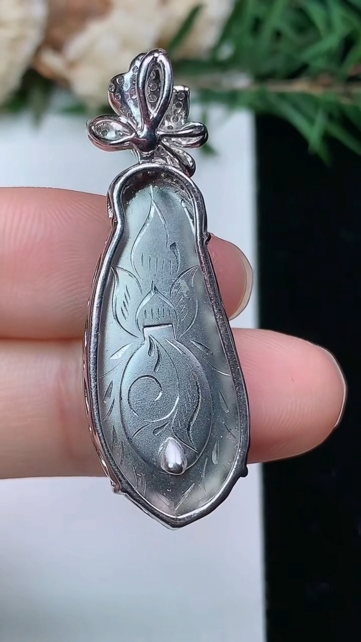 天然A货翡翠福瓜吊坠，尺寸28.8-13.5-6.6，重量:7.00g
4月4日