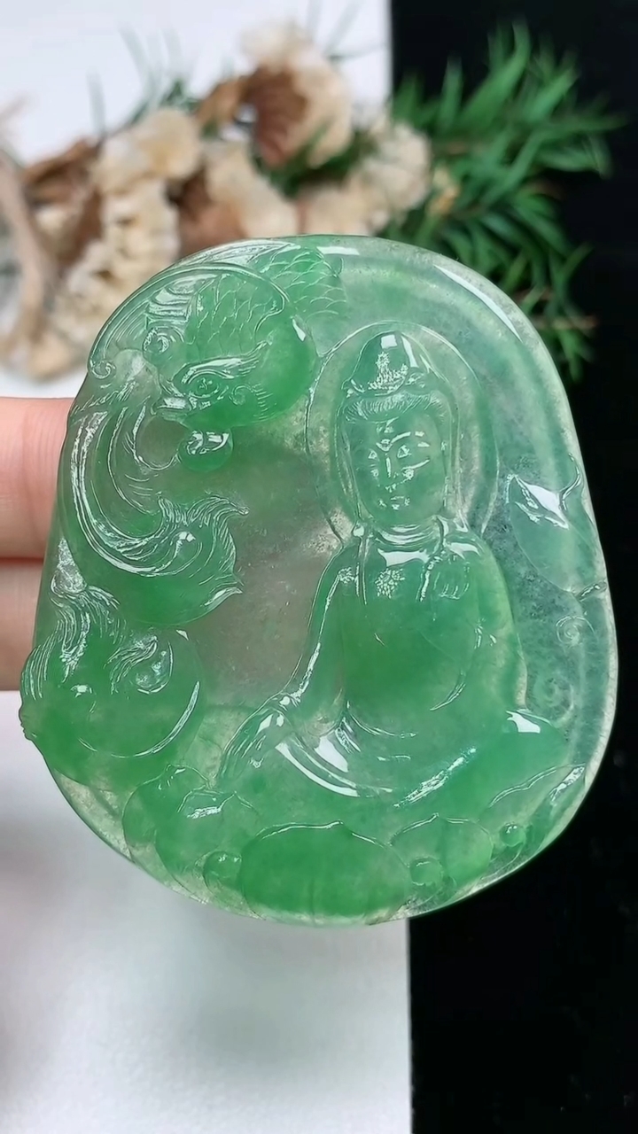 天然A货翡翠观音菩萨吊坠，尺寸54.7-46.6-5，重量:24.82g
4月4日